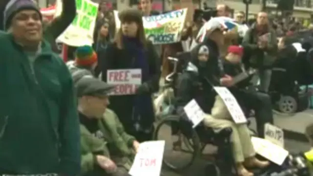 Protesto de deficientes britânicos por conta de proposta de reformas no sistema de benefícios (BBC)