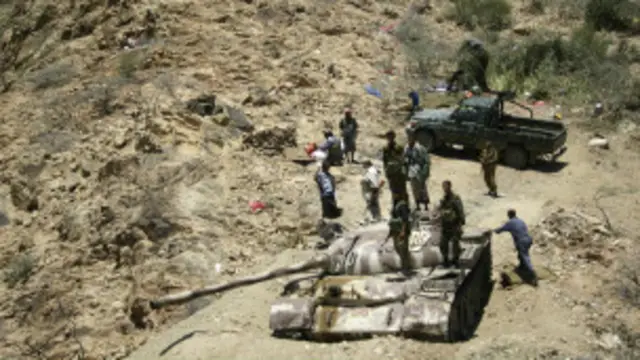 لم يحدد المسؤول عدد المسلحين أو الجنود المحتجزين في المبنى