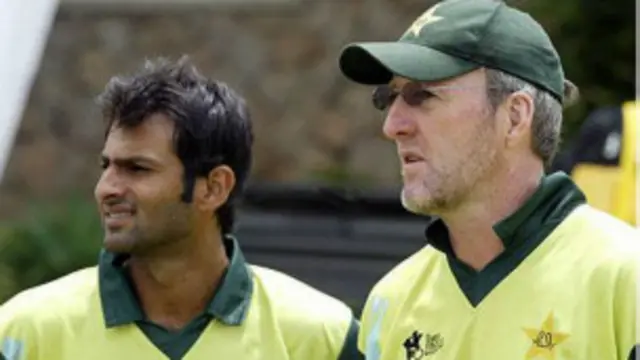 لاوسن د درېيو کلونو لپاره د پاکستان د کريکټ ملي لوبډلې روزونکی هم پاتې شوى.
