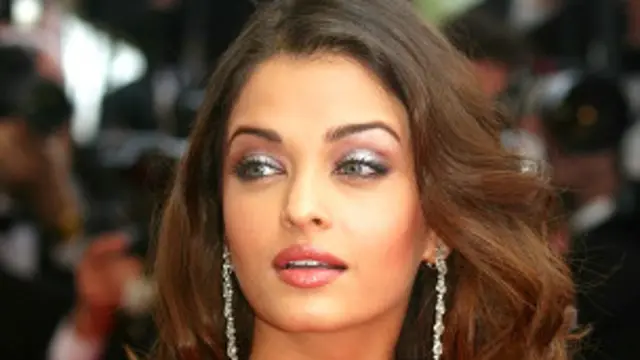 ماں بننے کے بعد وہ فلموں اور سٹیج پروگرام دونوں سے دی دور چلی گئی تھیں