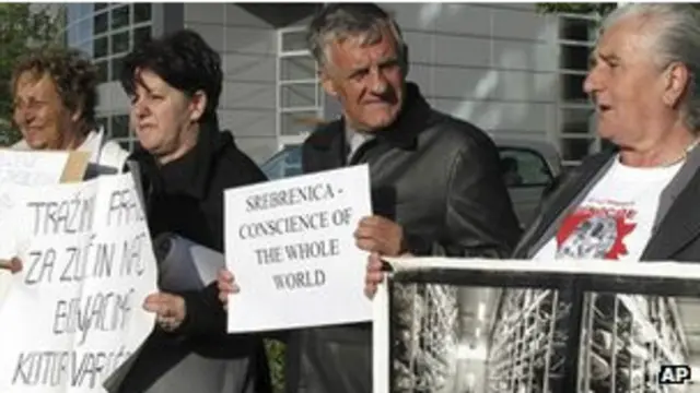 بستگان کشته شدگان سربرنیتسا بیرون دادگاه تجمع کرده اند