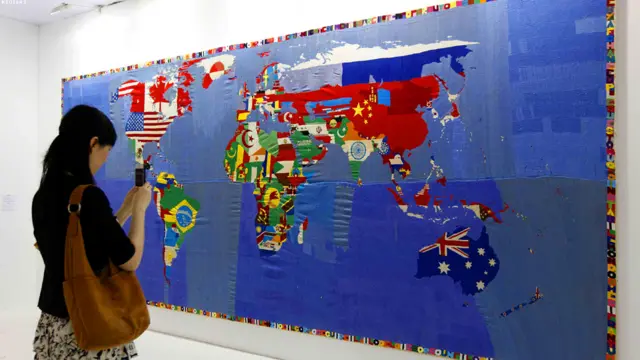 خريطة الفنان الايطالي اليغيرو بويتي. يفتتح المعرض في 17 مايو ويستمر اربعة ايام.