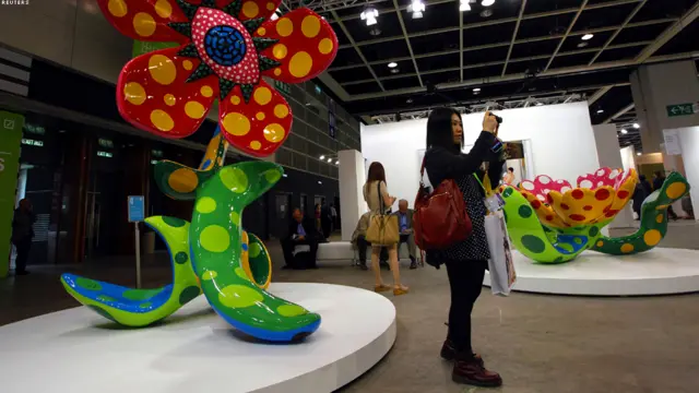 "الاوراد التي تزهر في منتف الليل" عمل للفنان الياباني يايوي كوساما. يشير حجم المشاركة في المعرض الى انتقال الثراء من الغرب الى الشرق.