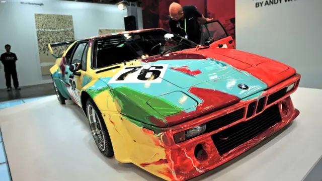 سيارة الب ام في M1 الشهيرة من عمل الفنان الراحل اندي وارهول. يقام المعرض سنويا.