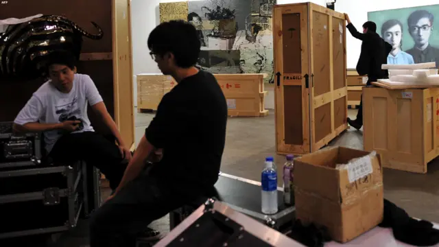 الاعمال الفنية وقد وصلت الى صالة المعرض للتو.