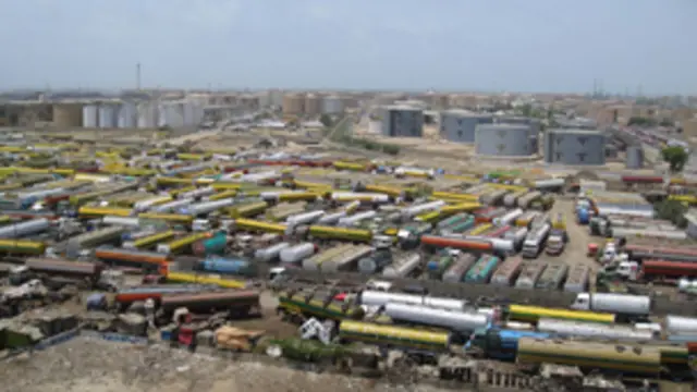 پاکستان تحریکِ انصاف کے دھرنے کے باعث نیٹو رسد کی ترسیل معطل ہے