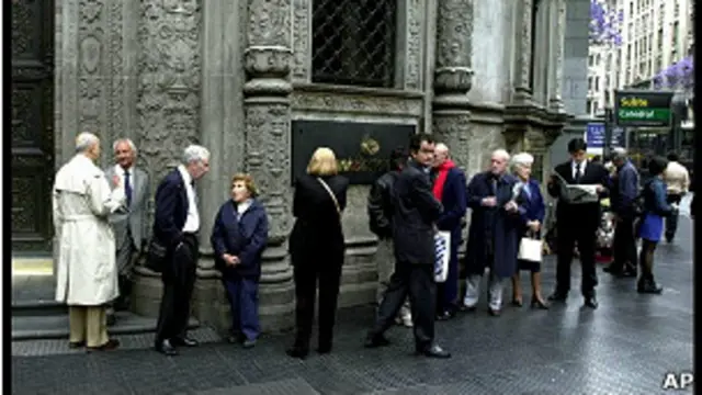 Cola en un banco de Buenos Aires en 2001.