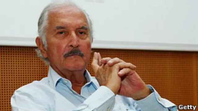 Carlos Fuentes dikenal pula karena esai politik yang menginspirasi warga Meksiko.