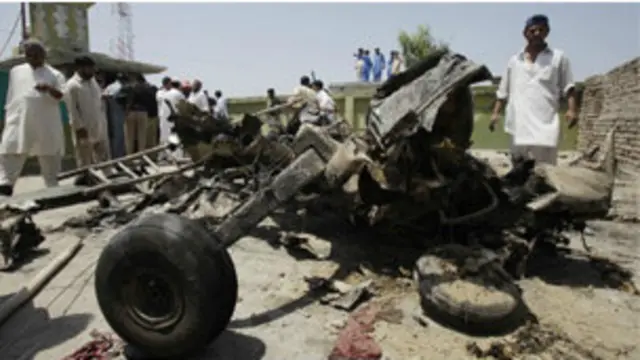 د لويدلې الوتکې ځينې برخې د کورونو په منځ کې ليدل شوې دي.