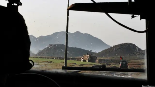 افغانستان میں ایک فوجی قافلہ خوست شہر کی طرف بڑھ رہا ہے۔ اس مشترکہ فوجی قافلے کی قیادت افغان سکیورٹی فورسز کی گاڑیاں کر رہی ہیں اور اس میں امریکی فوجی بھی شامل ہیں۔ فوجی کارروائیوں میں کثیر الاقومی فوج کے دستے اب تیزی سے پچھلی صفوں میں منتقل ہو رہے ہیں اور خفیہ معلومات اکھٹی کرنے میں افغان فوسرز مرکزی کردار ادا کر رہے ہیں۔ 