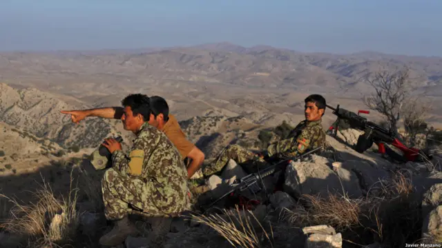 افغان نیشل آرمی کے فوجی سرحدی علاقوں کی پہاڑی اور وادیوں میں دہشت گردوں کی نقل و حمل پر نظر رکھنے کے لیے ان علاقوں کی نگرانی کر رہے ہیں۔