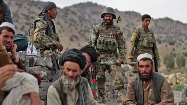 افغان فوجی بہتر طور پر دیہاتی عمائدین سے بات کر کے دہشت گردوں کے خلاف معلومات اکھٹی کر سکتے ہیں اور انھیں دیہاتی لوگوں کا اعتماد حاصل کرنے میں بھی دشواری نہیں ہوتی۔ 