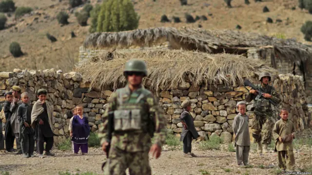 افغان فورسز دیہاتی علاقوں میں ہتھیاروں کی تلاش میں آگے آگے ہوتے ہیں۔ اس موقعہ پر میٹل ڈیٹیکٹر استعمال نہیں کیے گئے اس لیے کوئی ہتھیار نہیں ملے پائے۔ 