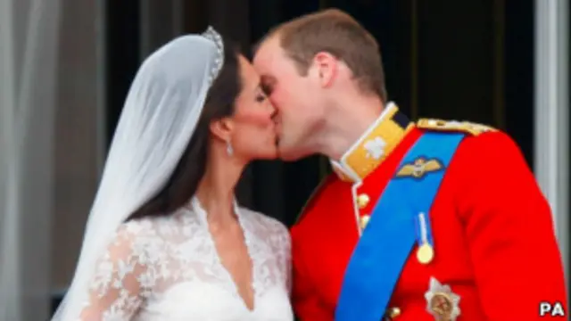 Королевская свадьба - поцелуй молодоженов на балконе Букингемского дворца