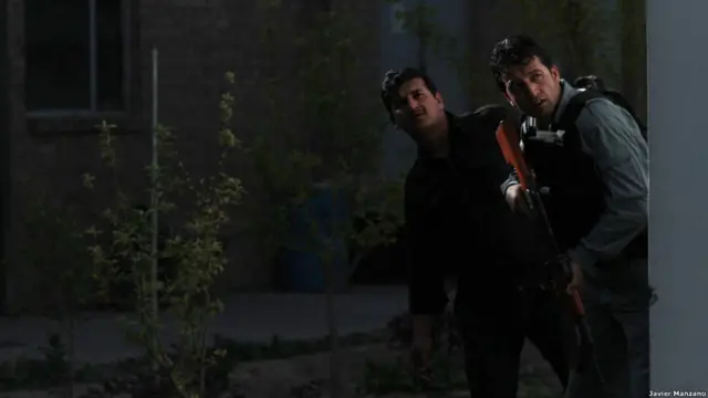 افغان سکیورٹی فورسز کے اہلکار اس عمارت کے باہر جہاں شدت پسند مورچہ بند تھے۔ افغان پولیس اور کمانڈوز اس کارروائی میں پیش پیش تھے اور آخر کار انھیں ان حملوں کو پسپا کرنے میں کامیابی حاصل ہوئی۔