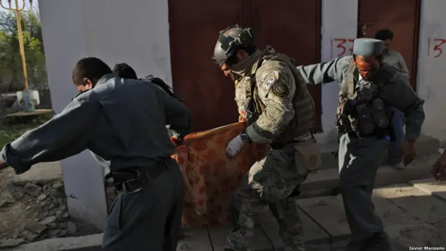 ایک زخمی افغان فوجی اہلکار کو محفوظ مقام تک پہنچایا جا رہا ہے۔ دو افغان فوجی اور سترہ شدت پسند اس کارروائی میں ہلاک ہو گئے تھے اور اس افغان فوجی کی سرکردگی میں ہونے والی اس کارروائی کا نیٹو حکام اور عام لوگوں نے بھی بہت سراہا تھا۔