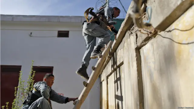 جولائی میں ہونے والے حملے کی تصاویر فیس بک پر لگائی گئیں تو اس پر بے شمار لوگوں نے تبصرہ کیا اور ان تبصروں میں افغان فوج کی حوصلہ افزائی اور تعاریف کی گئی۔ اس سے قبل افغان فوج کی اس طرح پذیرائی حاصل نہیں ہوئی تھی۔ 