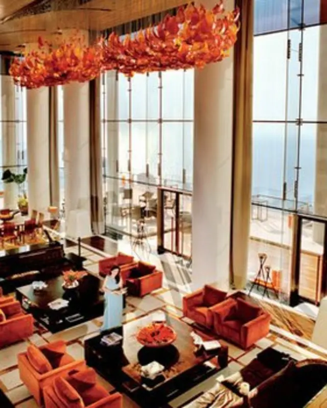 Antilia'nın odaları lüks otel lobilerini andırıyor.
