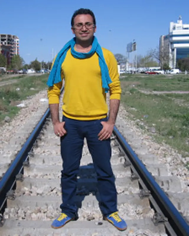 آرشام پارسی در کانادا زندگی می کند اما زیاد به کایسری می آید