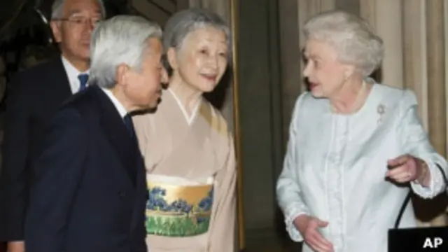 королева Елизавета II и император Японии с супругой