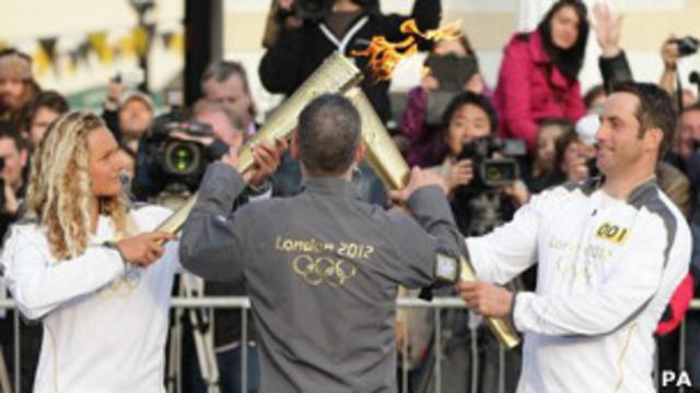 Момент передачи Олимпийского огня в первый день его 70-дневного путешествия 