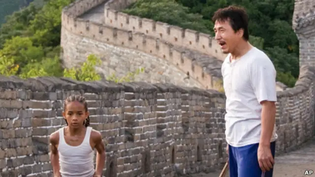Aktor Jackie Chan bersama aktor cilik Jaden Smith dalam film The Karate Kid.
