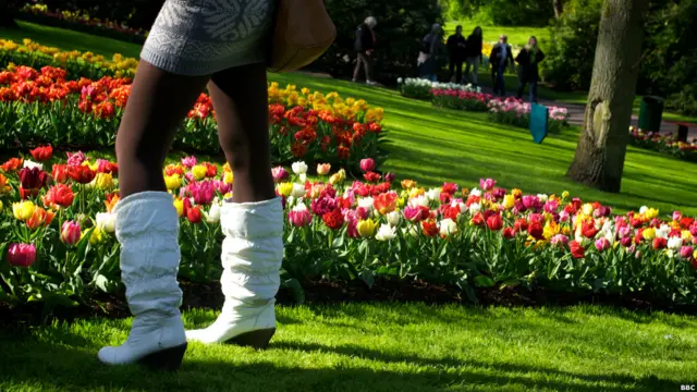 Девушка на газоне