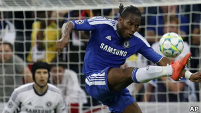 Дидье Дрогба отбивает мяч в полете