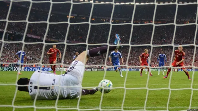 Petr Cech tapa penal
