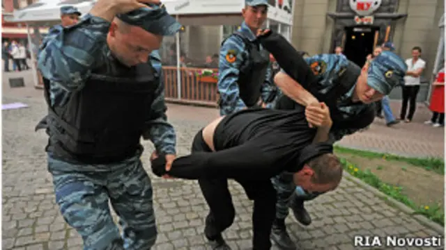 ОМОН скрутил гражданина