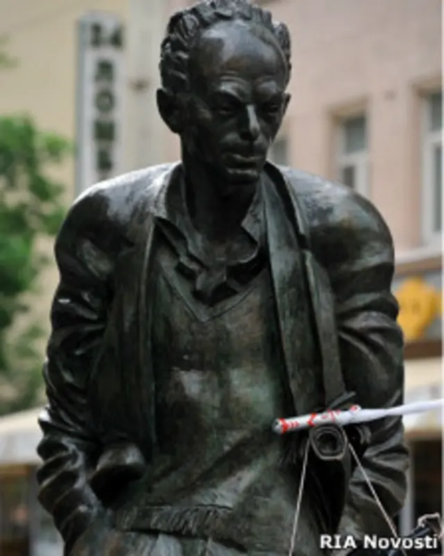 Памятник Булату Окуджаве