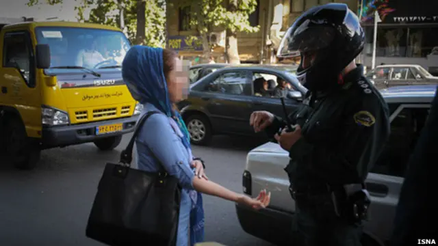 القوانين الإيرانية تلزم النساء بارتداء الحجاب.