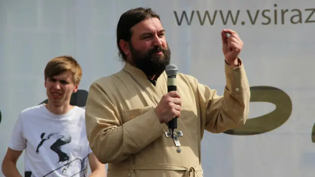 Промова священника УПЦ Московського патріархату телепроповідника протоірея Андрія Ткачова була різкою. Зокрема, він сказав, що "Київ не має бути містом Содома і Гоморри".