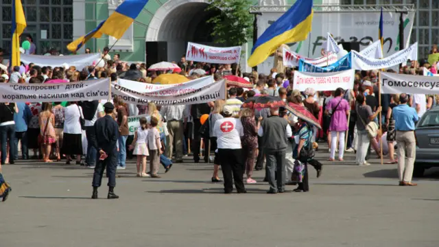 Тим часом на Контрактовій площі тривав мітинг противників поширення ідей гомосексуальної свободи.