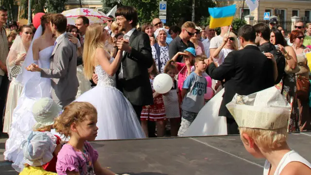 Зі сцени лунала музика, а під нею, віддаючи шану традиційним сімейним цінностям, парами кружляли в танці юнаки та дівчата.