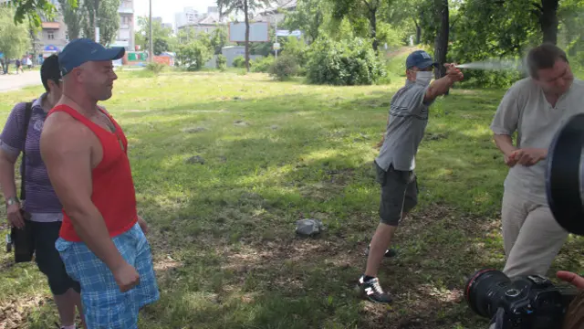 Невідомому знадобилось декілька секунд, щоб виконати задумане та зникнути.