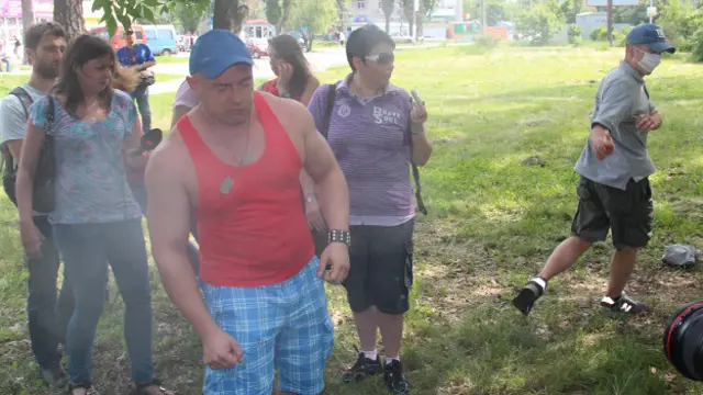 До місця, де пролунали ці заяви, несподівано підійшов невідомий, який випустив з балончика хмару сльозогінного газу.