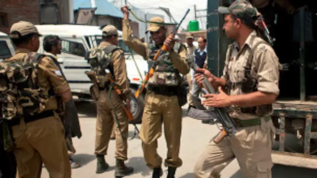 فائرنگ کے اس واقعے کے بعد سکیورٹی فورسز نے علاقے کو گھیرے میں لے لیا