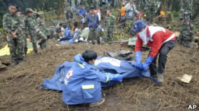 Тела погибших на месте катастрофы SSJ-100