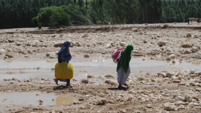 خبرنگاران می گویند، دهها خانواده از سرپل به کمک های فوری انسانی نیازمند هستند