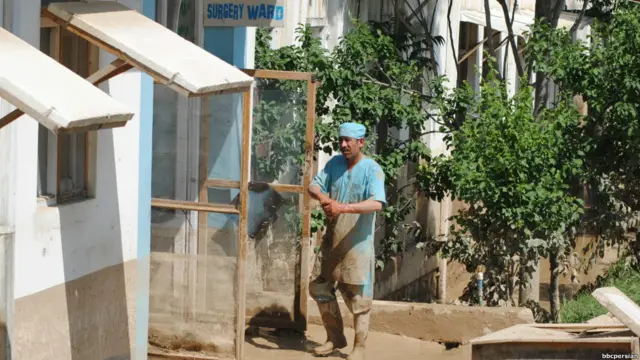 سیلابها به ساختمان بیمارستان سرپل نیز آسیب رسانده و مسئولان بیمارستان گفتند که شماری از بیماران را به مناطق همجوار منتقل کرده اند