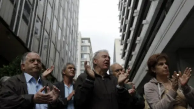 Ahorristas griegos se quejan frente a la bolsa en Atenas. 