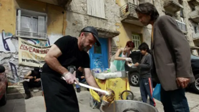 Profesional de marketing sirve comida a otros desempleados en Atenas