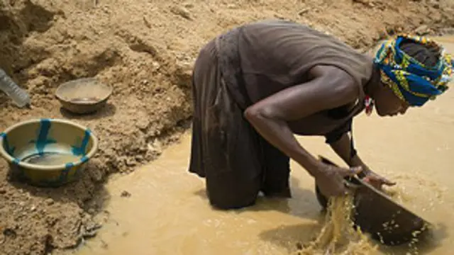 buscando diamantes a mano