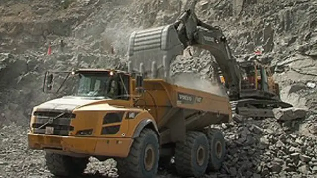 Un bulldozer en activité, dans une mine d'or en Sierra Leone.