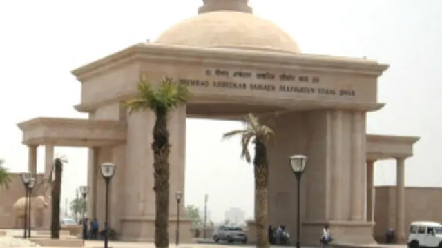 मायावती सरकार ने लखनऊ और नोएडा में पांच स्मारक पार्क बनाने के लिए लगभग 4200 करोड़ रुपए खर्च किए.