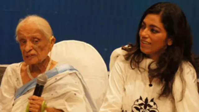 فاطمہ ثریا بجیا کے ساتھ ہماری بجیا کی محققہ و مصنفہ عفت حسن رضوی۔