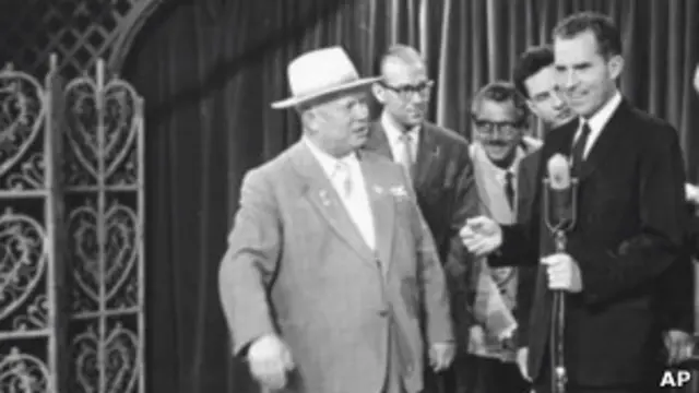 Никита Хрущев и Ричард Никсон на американской выставке в Москве 24 июля 1959 года