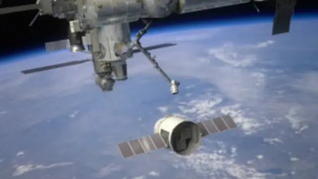 خلاباز ڈریگن کو ایک روباٹک بازو کی مدد سے پکڑ کر خلائی سٹیشن سے منسلک کر دیں گے