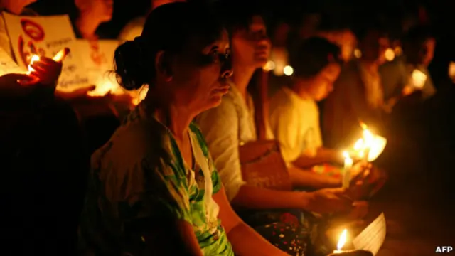 Unjuk rasa warga Burma menentang penjatahan listrik, 21 Mei 2012.